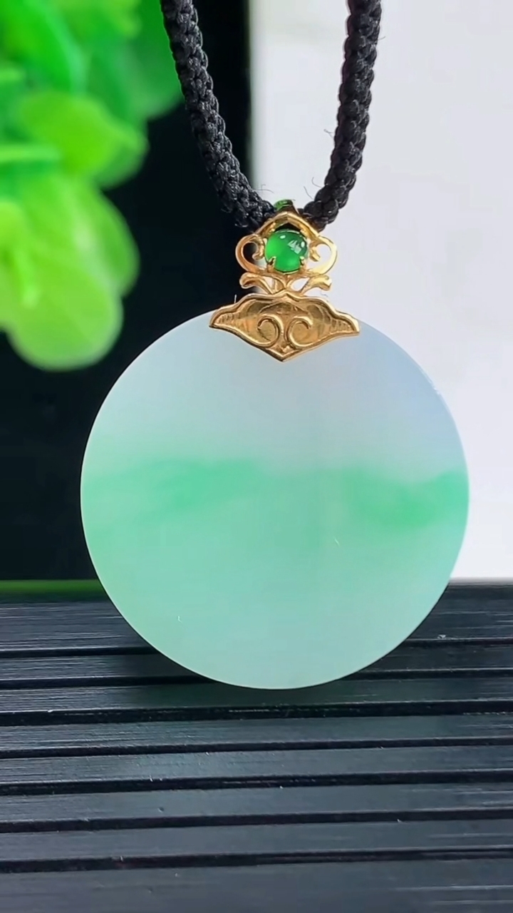 天然A货翡翠无事牌吊坠尺寸28.7-22.4-3.7重量:5.33g
4月11日