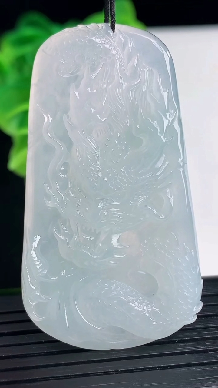 天然A货翡翠龙牌吊坠尺寸56.6-31.6-5.3重量:20.30g
4月11日