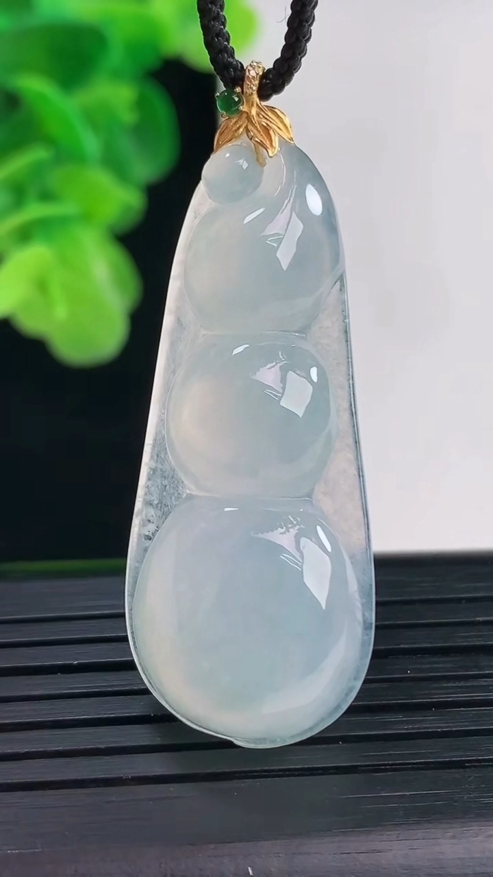 天然A货翡翠福豆吊坠尺寸49.2-17.6-6.9重量:8.54g
4月11日