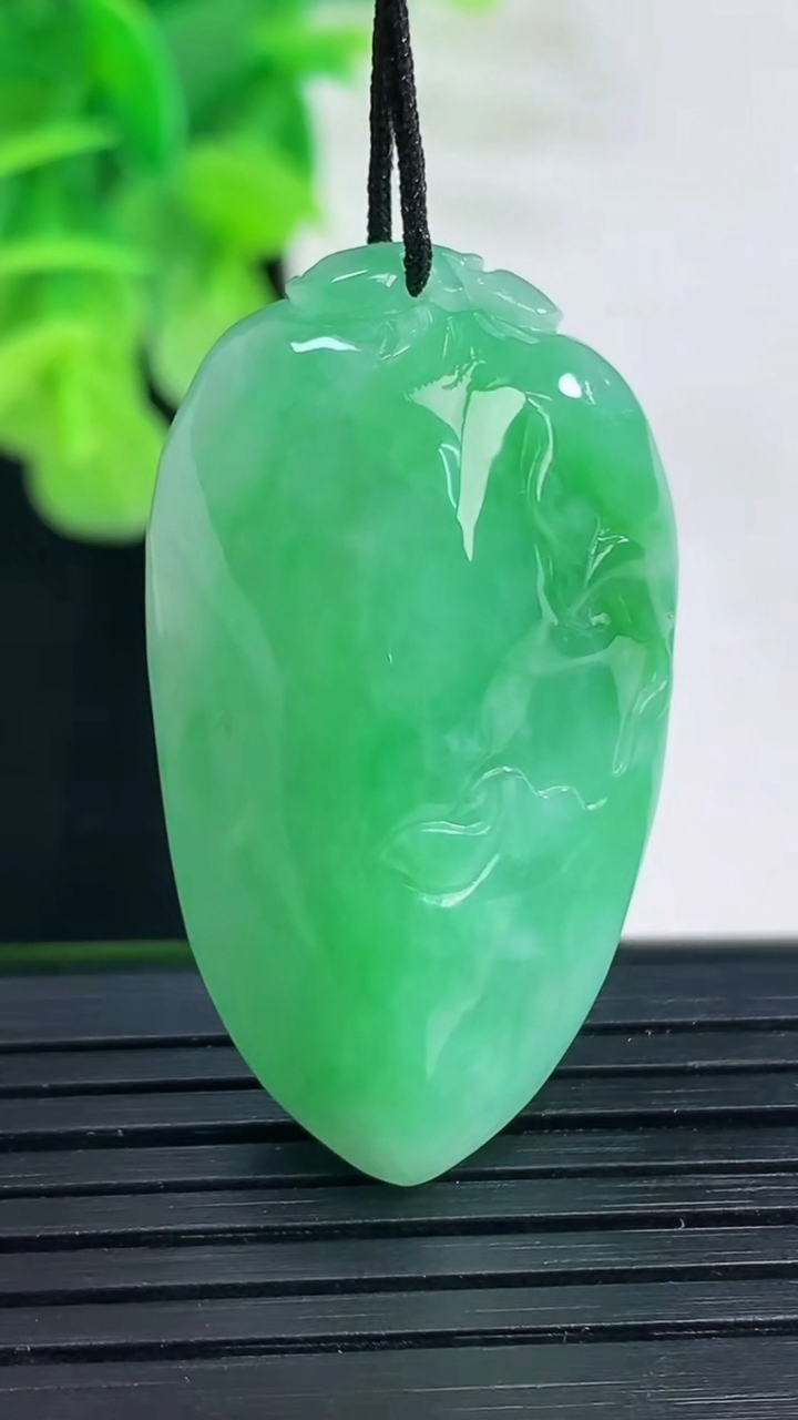 天然A货翡翠福瓜吊坠尺寸37.6-20.9-11.1重量:14.95g
4月11日