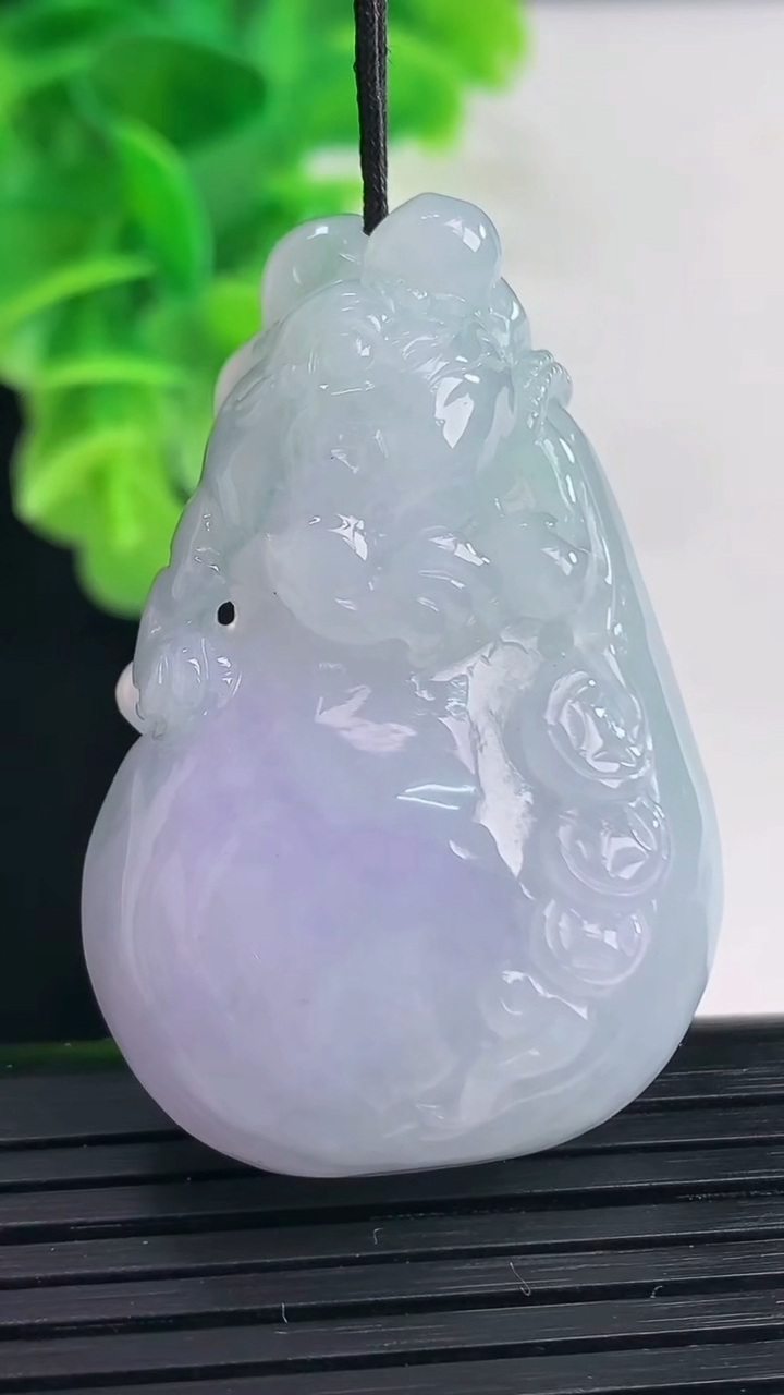 天然A货翡翠紫罗兰福袋吊坠尺寸44.7-29.8-11.5重量:28.77g
4月11日