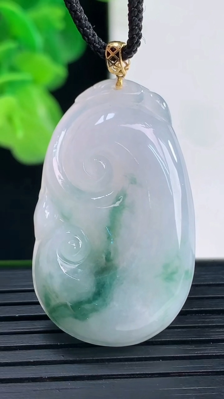 天然A货翡翠18K金飘花如意吊坠尺寸36.3-21.8-5.4重量:8.58g
4月11日