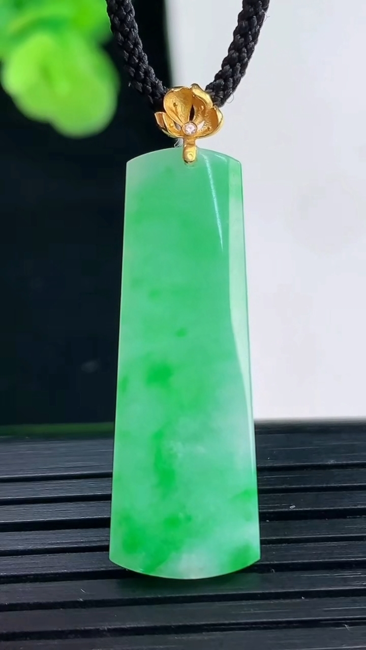 天然A货翡翠无事牌吊坠尺寸33.7-11.6-2.8重量:2.79g
4月11日