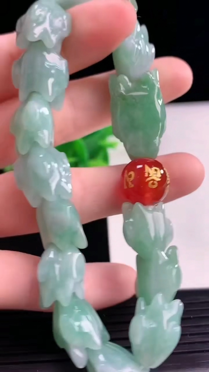 天然A货翡翠龙头手串尺寸24.2-13.7-9重量:47.94g4月11日
工厂直销收藏佳品,种好水足，色泽均匀，有种有色，上手高大气！