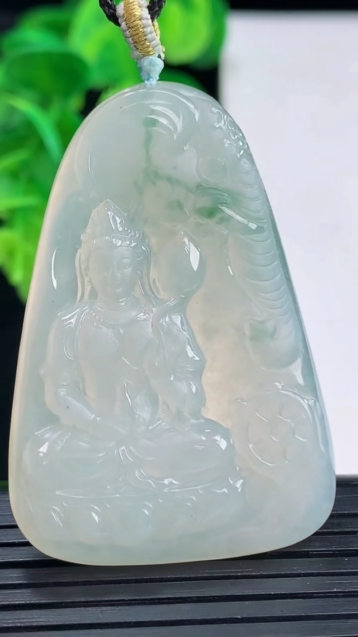 天然A货翡翠飘花普贤菩萨吊坠尺寸48.5-32.9-5.3重量:17.88g
4月11日