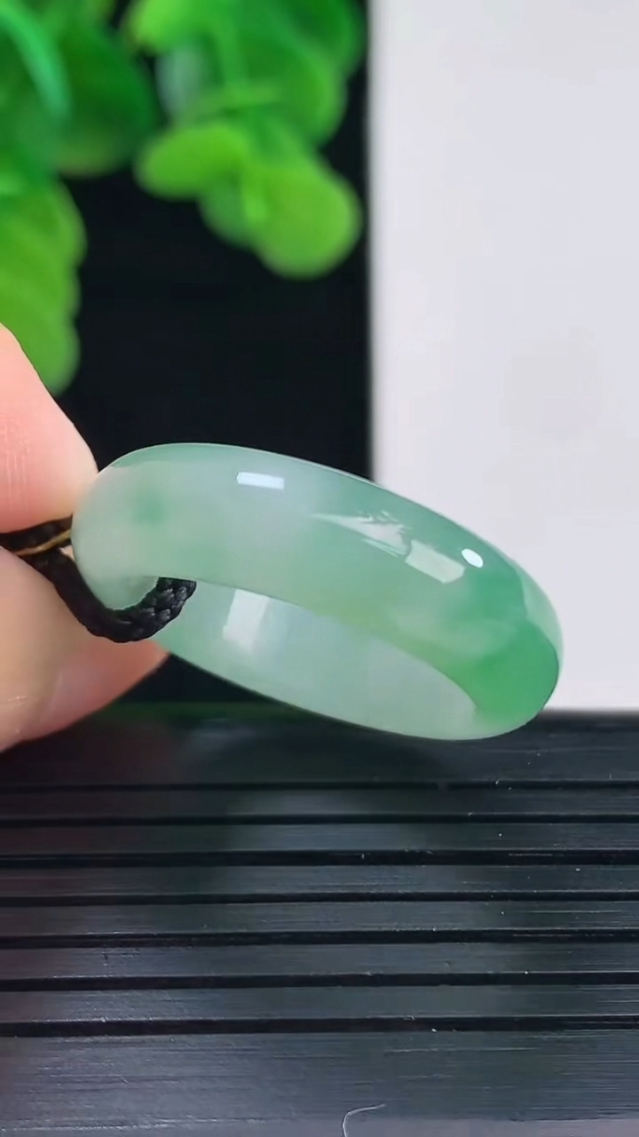 天然A货翡翠指环戒指尺寸18.4-6.3-3.5重量:4.78g2026年4月11日
工厂直销收藏佳品,种好水足，色泽均匀，有种有色，上手高大气！