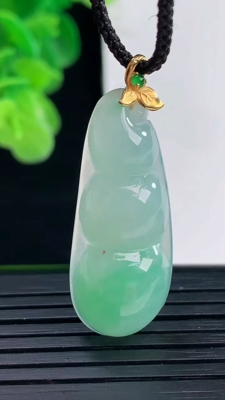 天然A货翡翠福豆吊坠尺寸39.8-13.9-6.4重量:5.62g
4月11日