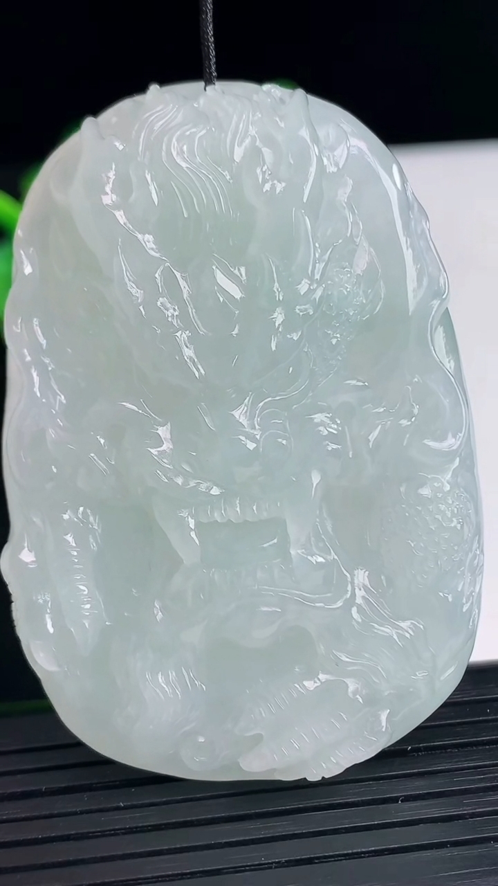 天然A货翡翠龙牌吊坠尺寸60.8-41.7-11.8重量:52.91g
4月11日