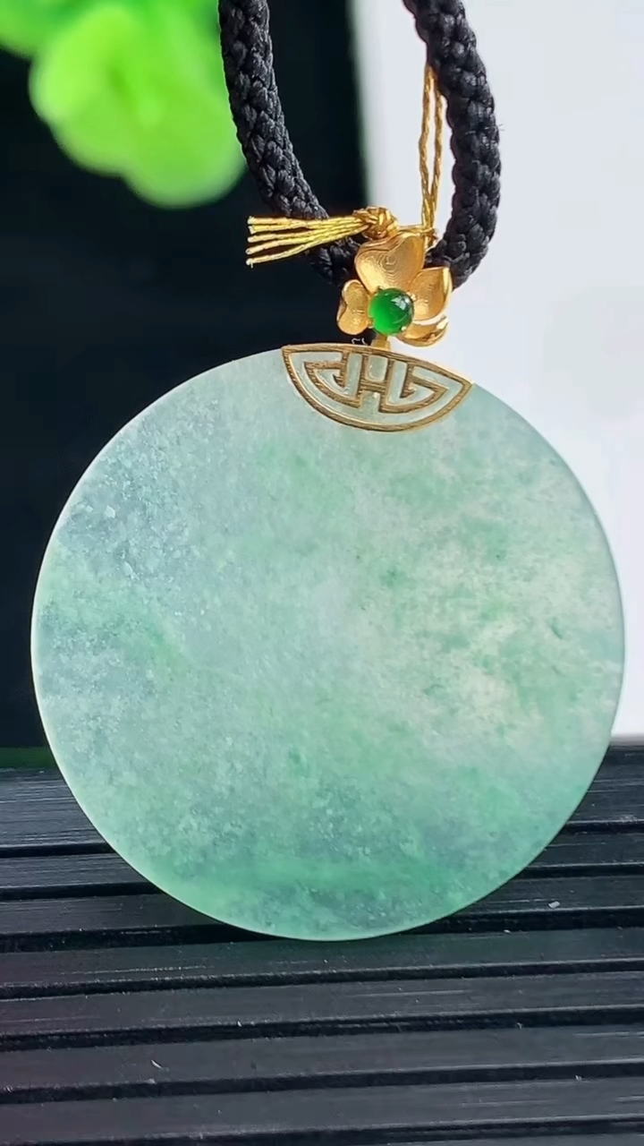 天然A货翡翠无事牌吊坠尺寸25.5-1.6重量:3.09g
4月11日