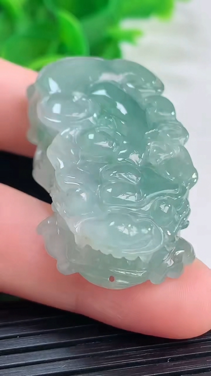 天然A货翡翠貔貅吊坠尺寸40.9-23.6-12.3重量:26.76g
4月11日