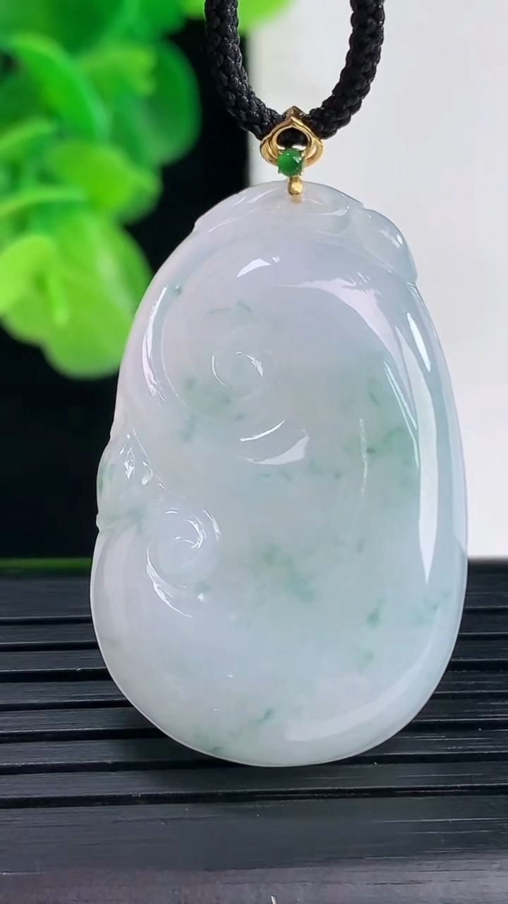 天然A货翡翠18K金飘花如意吊坠尺寸38.4-24.1-5.5重量:10.73g
4月11日