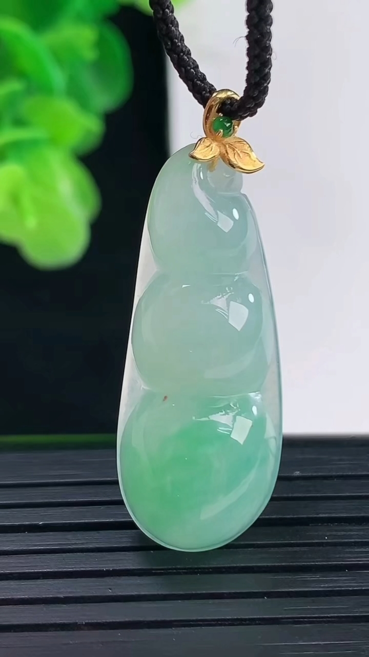 天然A货翡翠福豆吊坠尺寸39.8-13.9-6.4重量:5.62g
4月11日