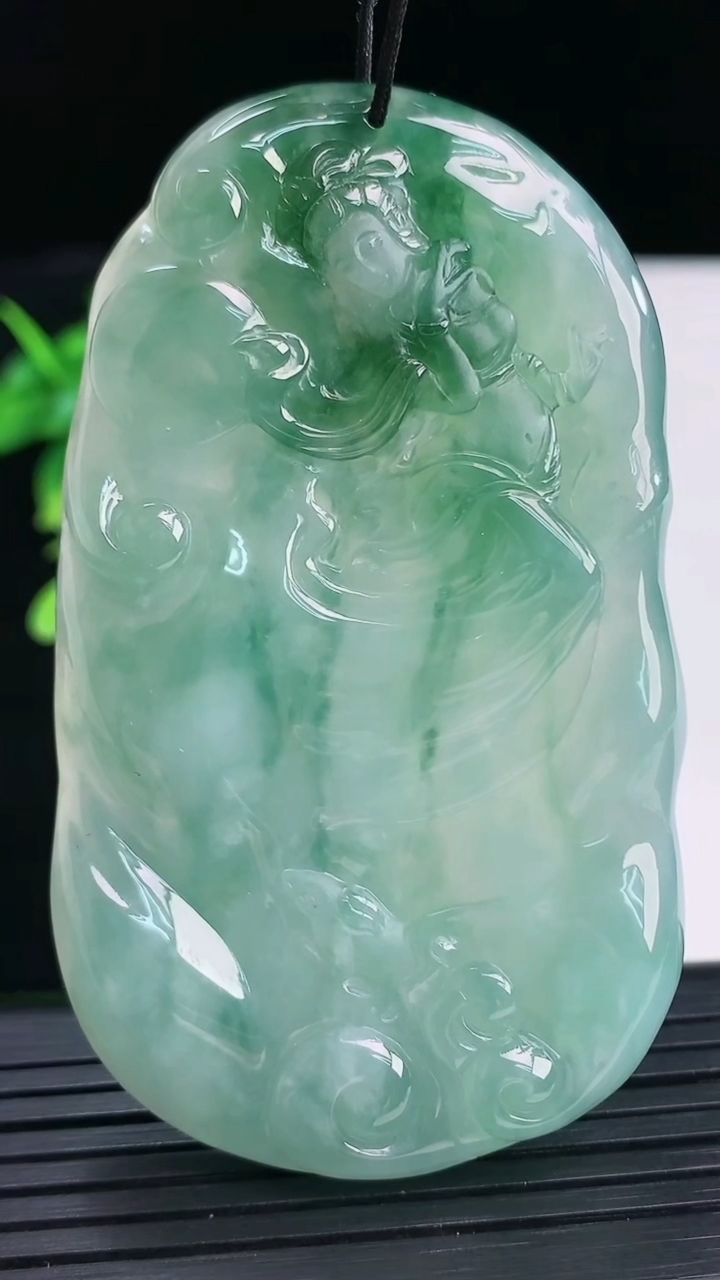 天然A货翡翠飘花观音菩萨吊坠尺寸69.7-40.7-7.2重量:44.81g
4月11日