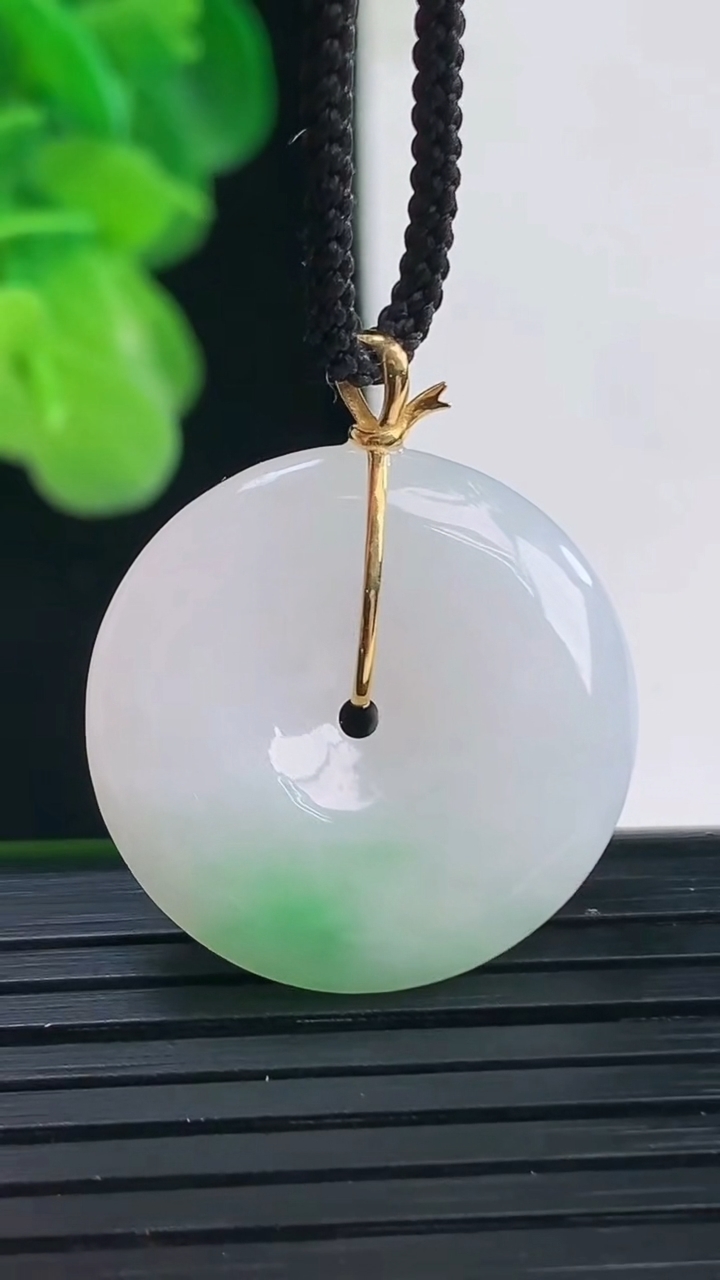 天然A货翡翠平安扣吊坠尺寸23.3-4.9重量:6.05g
4月11日