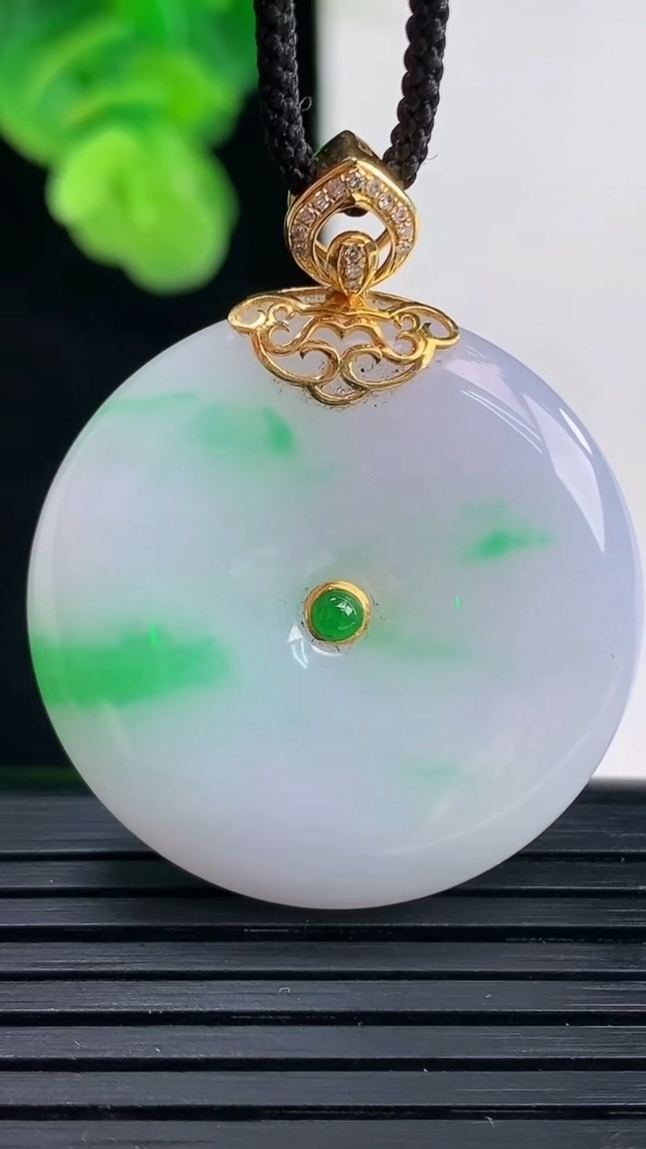 天然A货翡翠平安扣吊坠尺寸31.7-5.6重量:15.56g
4月11日