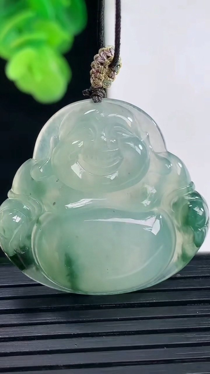 天然A货翡翠飘花佛公吊坠尺寸31.2-33.6-5.8重量:9.51g
4月11日