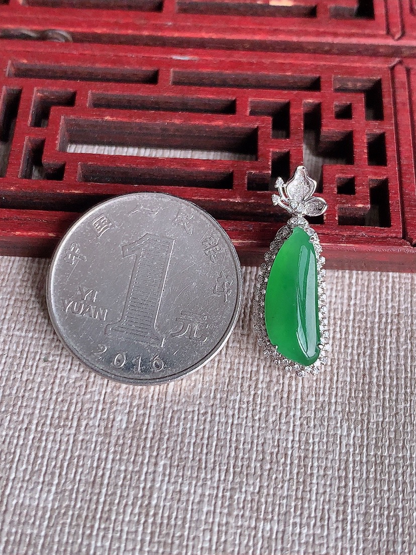 天然A货翡翠18K金伴钻镶嵌阳绿福瓜吊坠 
尺寸26.2-9-7裸石16.8-6.2mm 重量2.27g 0410