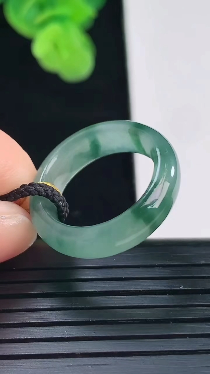 天然A货翡翠飘花指环戒指尺寸17.1-5.9-3.6重量:3.65g2026年4月11日
工厂直销收藏佳品,种好水足，色泽均匀，有种有色，上手高大气！