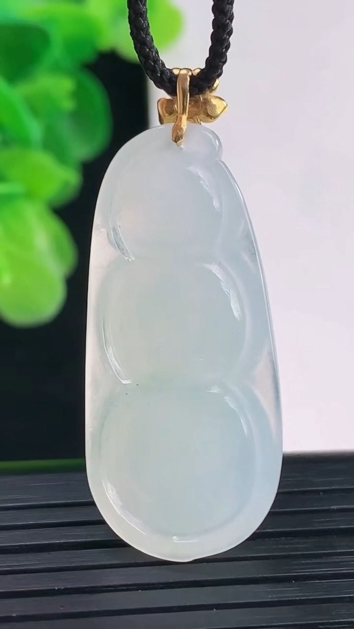 天然A货翡翠福豆吊坠尺寸44-17.8-5.6重量:7.87g
4月11日