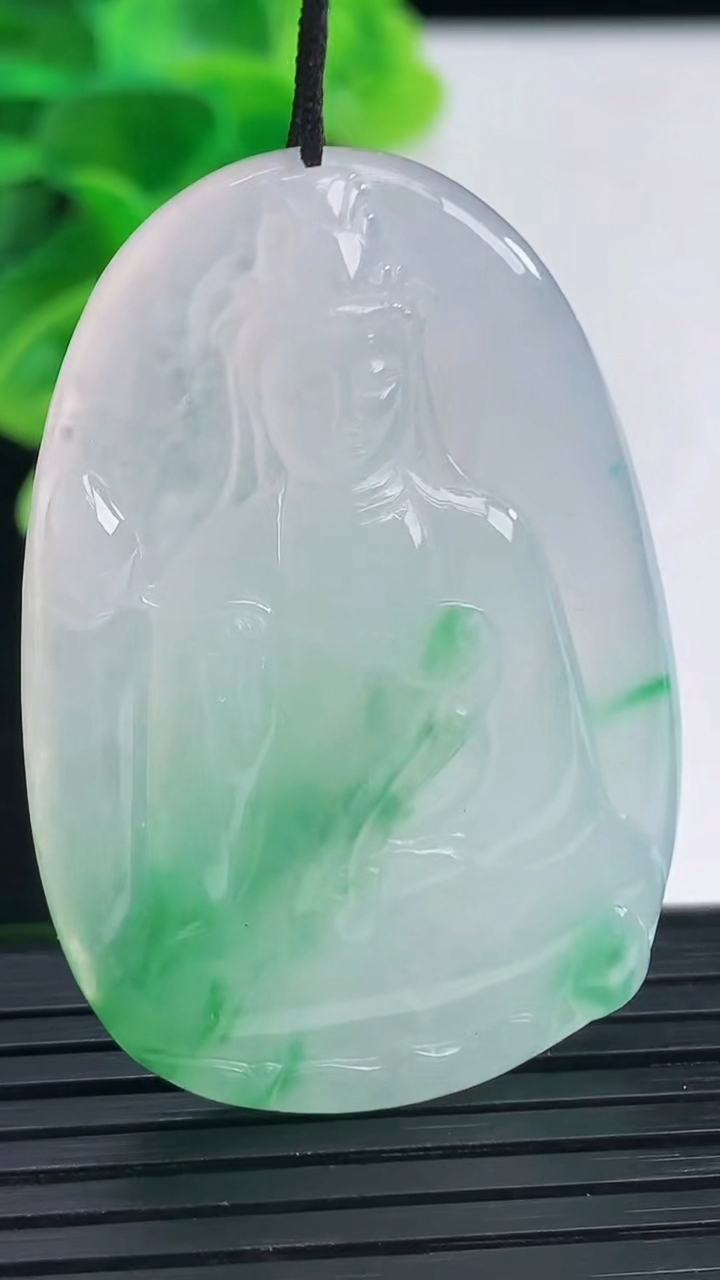 天然A货翡翠大势至菩萨吊坠尺寸56.2-31.3-5.7重量:18.10g
4月11日