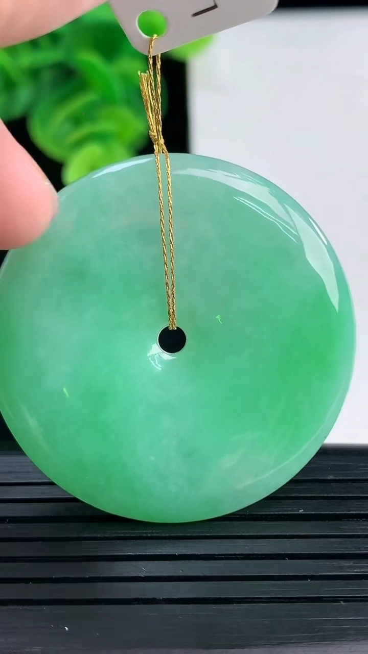 天然A货翡翠平安扣吊坠尺寸40.1-5.4重量:20.12g
4月11日