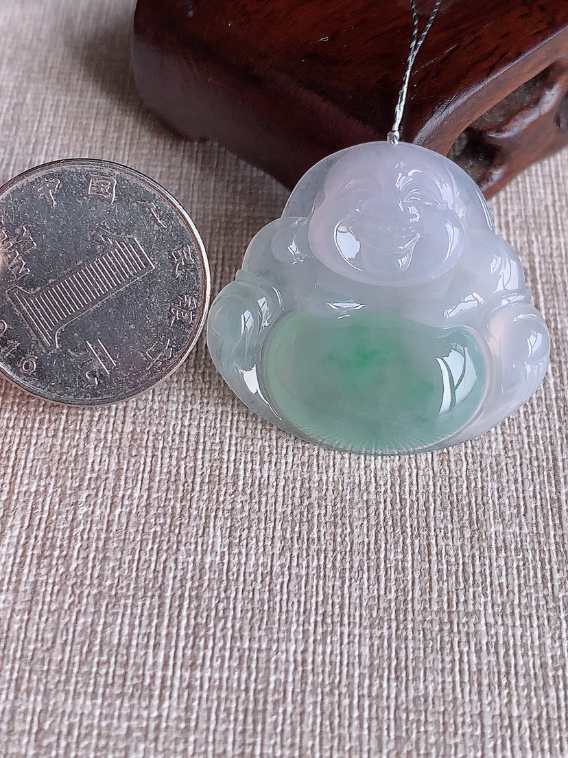 天然A货翡翠飘绿佛公吊坠 
尺寸32-35-5.8mm 重量9.74g 0410