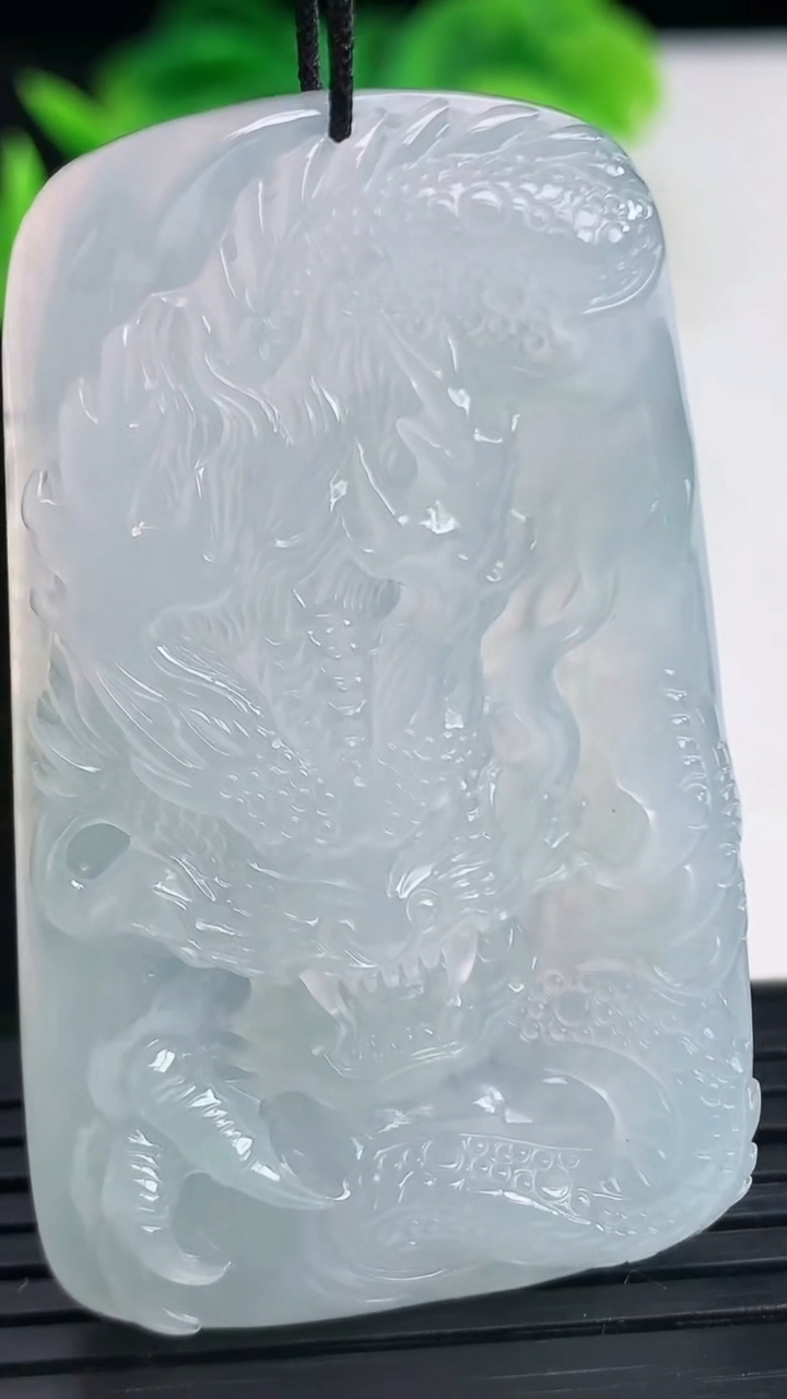 天然A货翡翠龙牌吊坠尺寸52.6-31.2-6.2重量:21.74g
4月11日