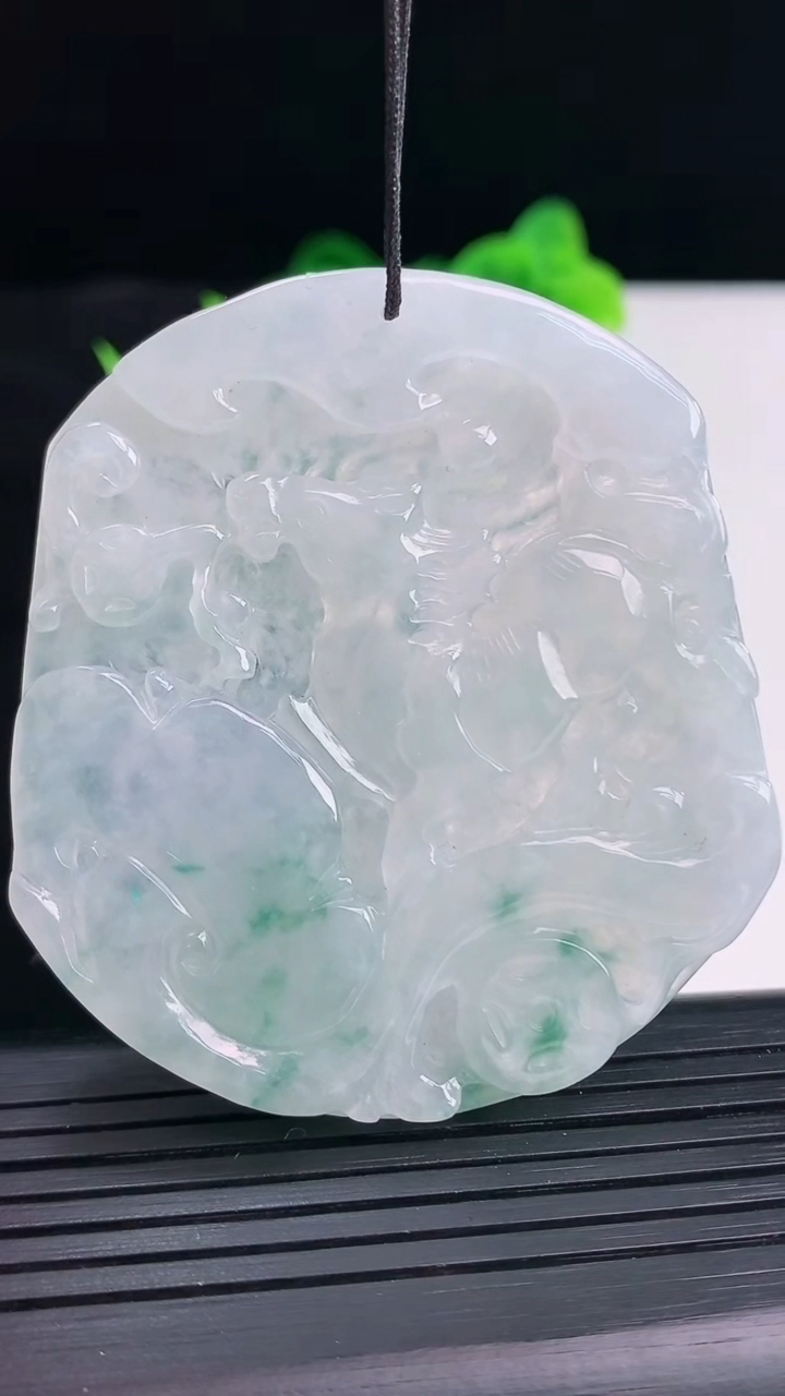 天然A货翡翠飘花生肖马吊坠尺寸56.6-51.6-5.6重量:38.04g
4月11日