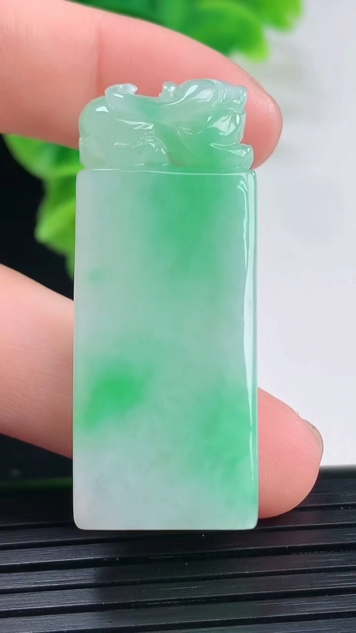 天然A货翡翠貔貅印章尺寸42.5-16.7-7.3重量:15.83g
4月11日