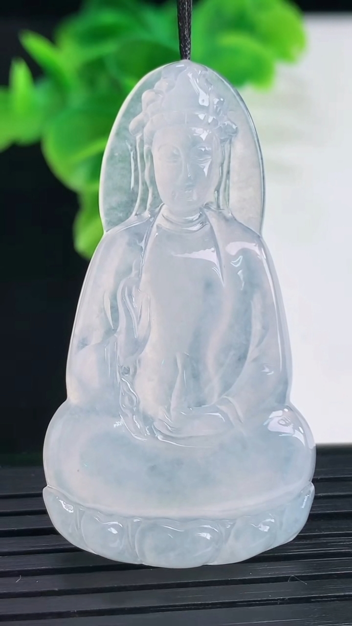 天然A货翡翠观音菩萨吊坠尺寸51.9-28.4-5.4重量:13.09g
4月11日