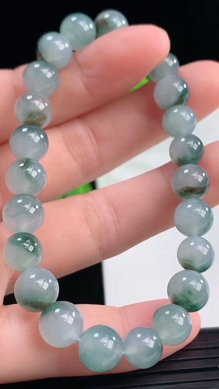 天然A货翡翠飘花圆珠手串尺寸7.8-23颗重量:19.11g4月11日
工厂直销收藏佳品,种好水足，