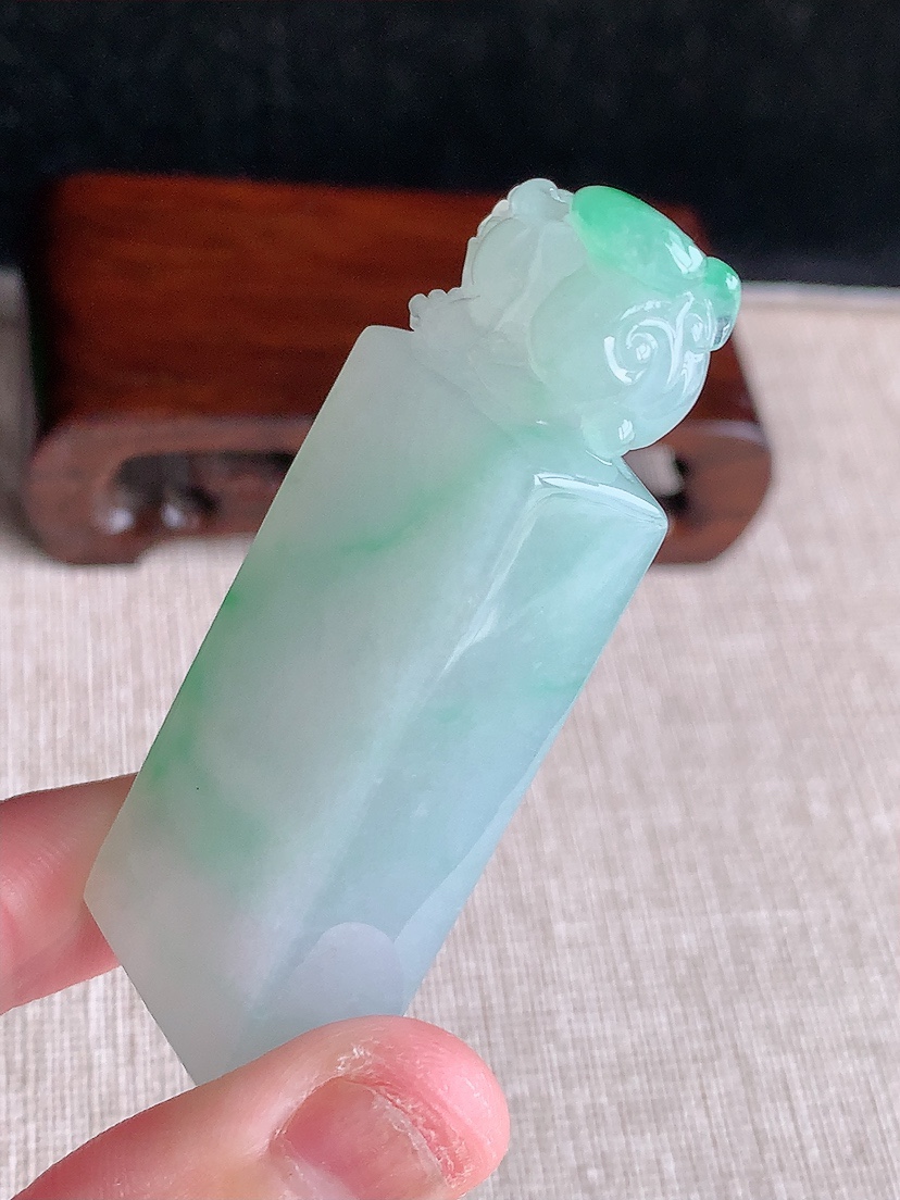 天然A货翡翠飘绿招财貔貅印章 
尺寸59.8-23.2-11.8mm 重量47.33g 0410