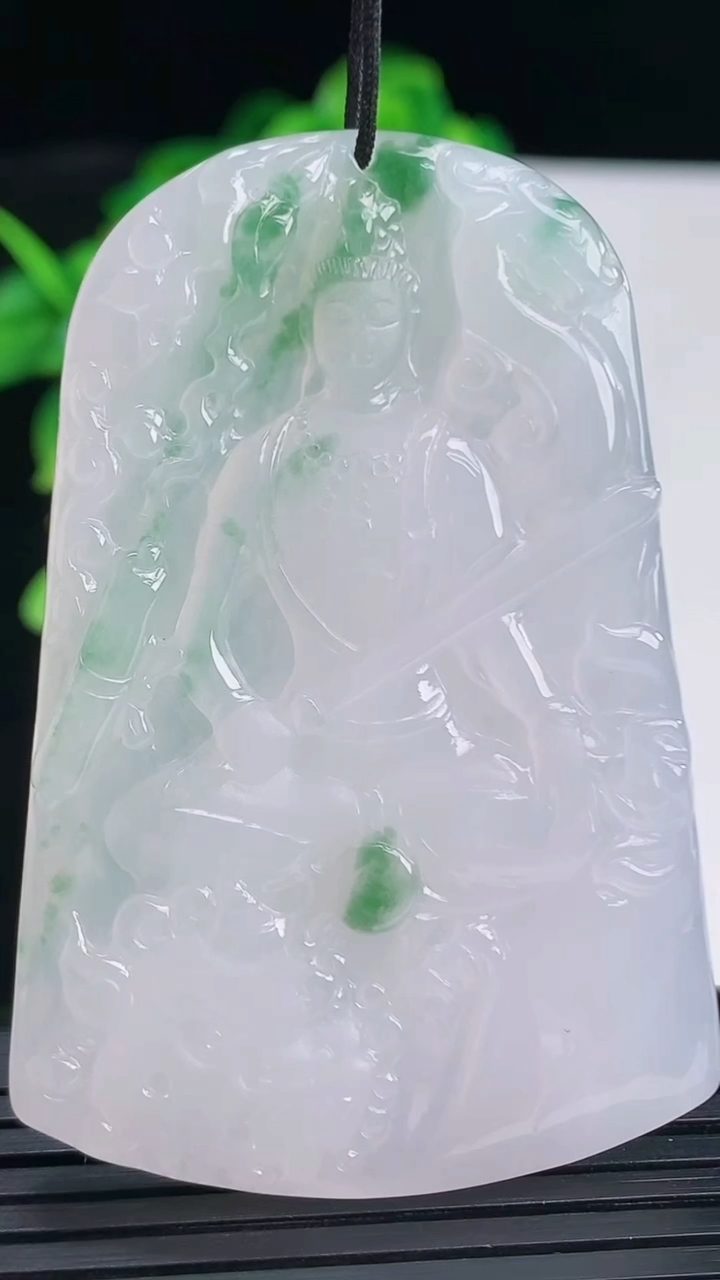 天然A货翡翠飘花文殊菩萨吊坠尺寸57.8-39.8-5.1重量:27.92g
4月11日