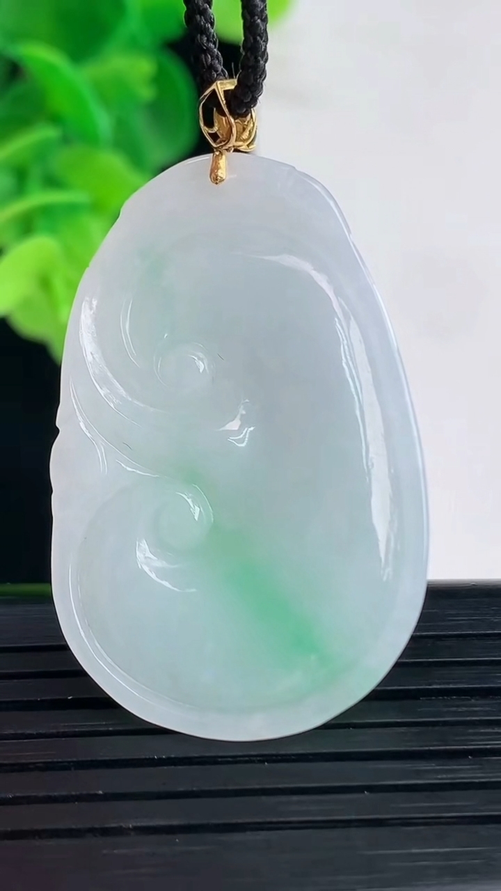 天然A货翡翠如意吊坠尺寸39.9-25.2-5.3重量:10.38g
4月11日