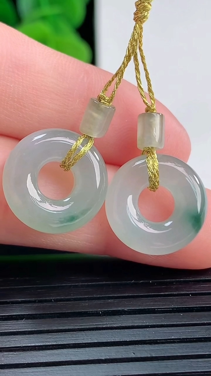 天然A货翡翠飘花平安环吊坠一对尺寸14-4.1重量:3.96g
4月11日