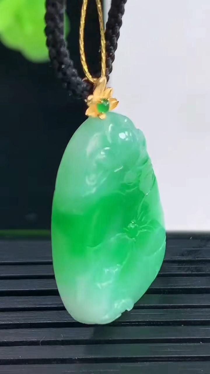 天然A货翡翠和和美美 荷叶鱼吊坠尺寸30.4-20.3-5.8重量:6.67g
4月11日