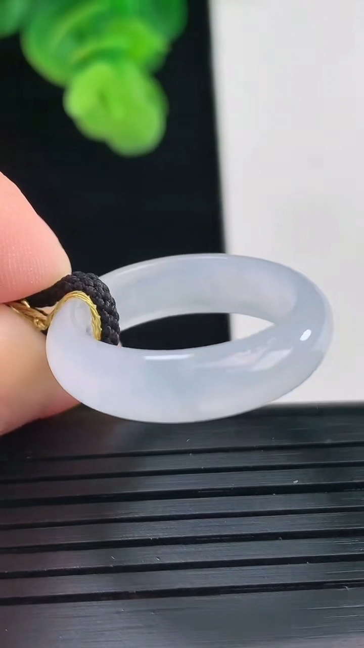 天然A货翡翠紫罗兰指环戒指尺寸19.5-5.9-3重量:3.62g2026年4月11日
工厂直销收藏佳品,种好水足，色泽均匀，有种有色，上手高大气！