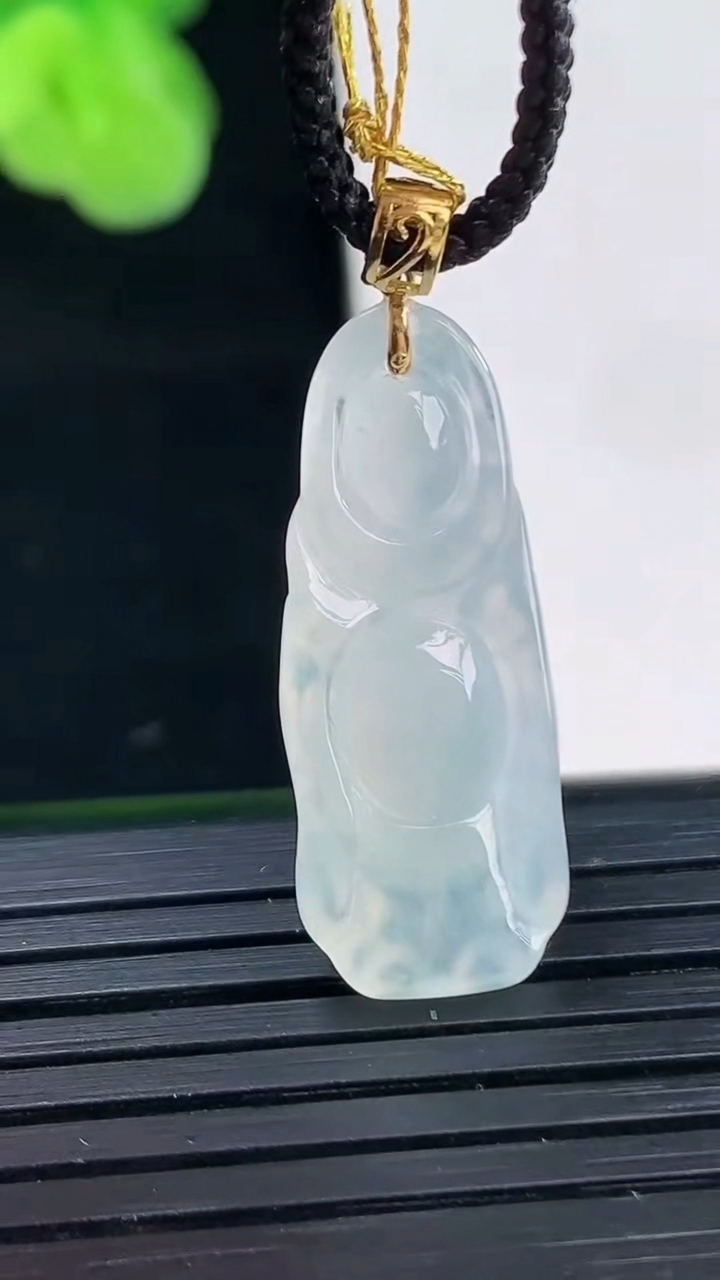 天然A货翡翠站佛 佛公吊坠尺寸26.8-10.6-5.7重量:3.00g
4月11日