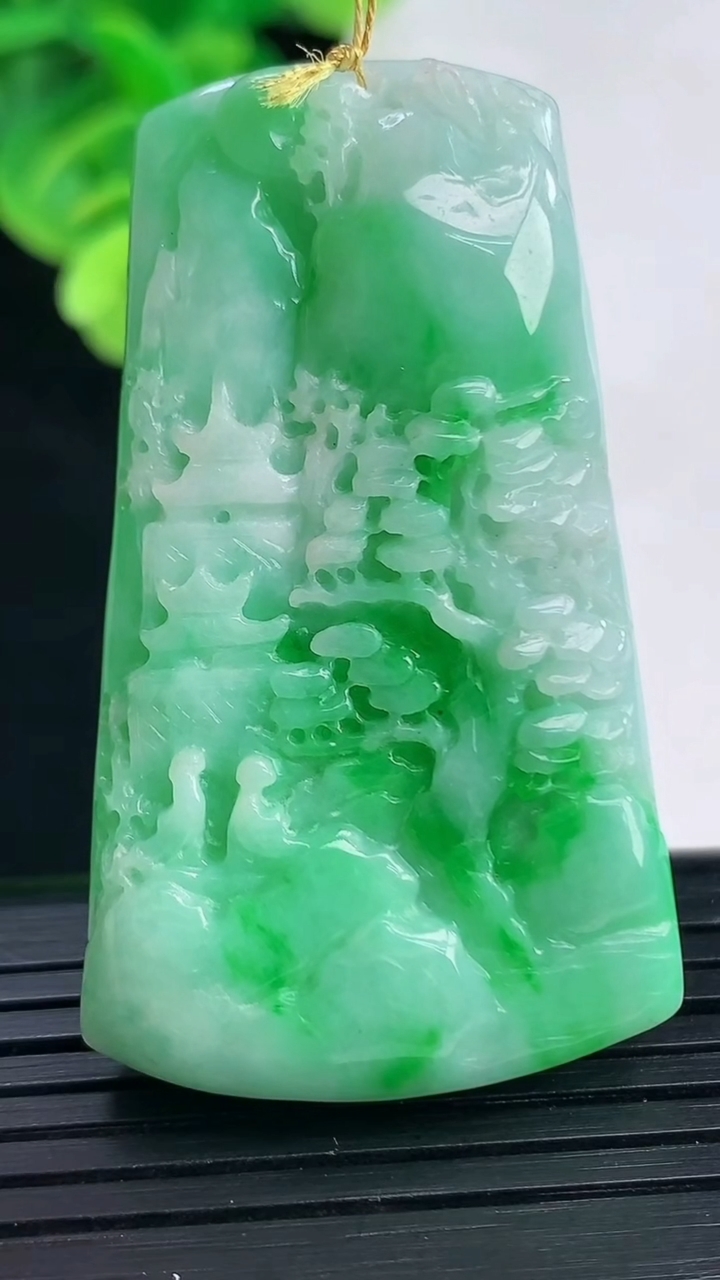 天然A货翡翠山水牌吊坠尺寸49.1-28.1-8.9重量:25.22g
4月11日