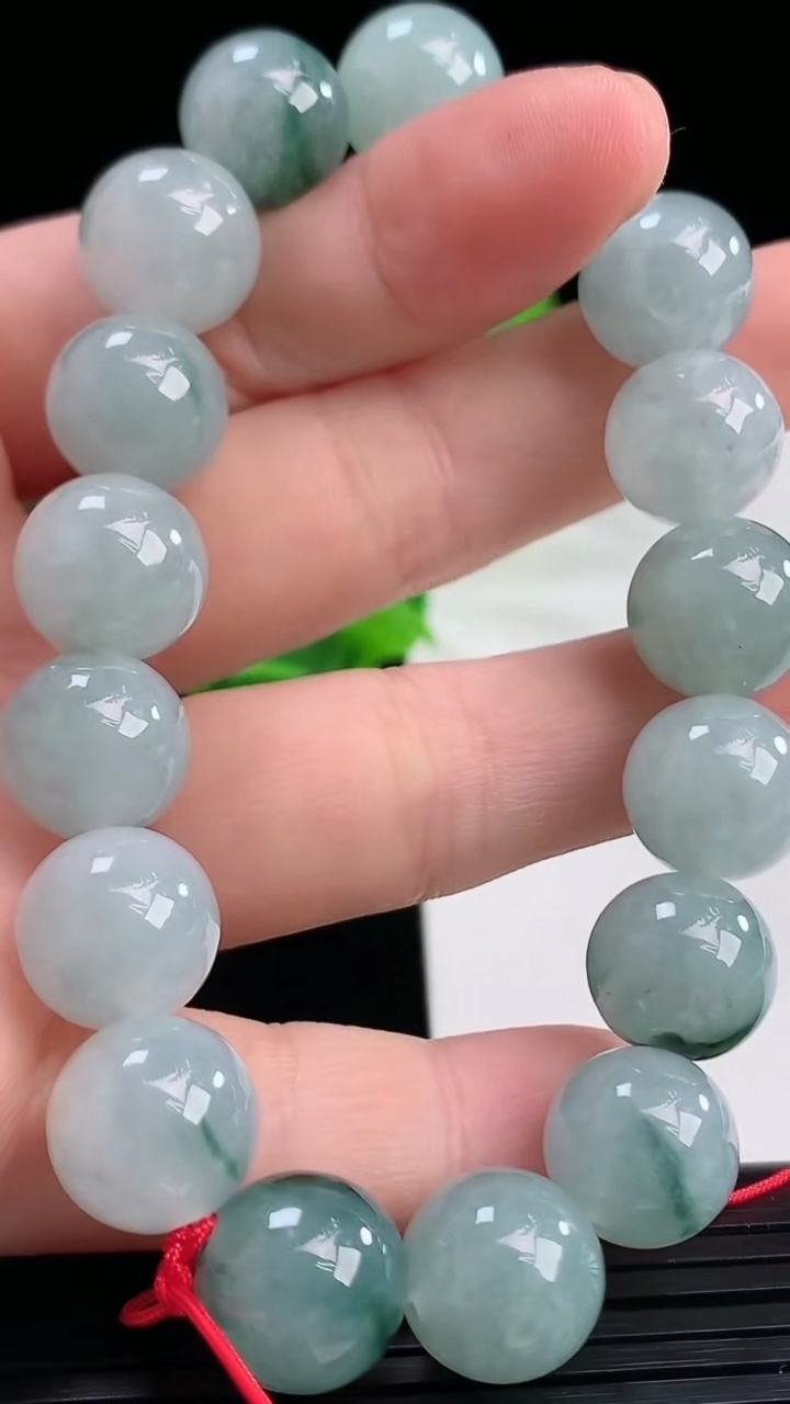 天然A货翡翠飘花圆珠手串尺寸11.2-17颗重量:44.57g4月11日
工厂直销收藏佳品,种好水足，色泽均匀，有种有色，上手高大气！