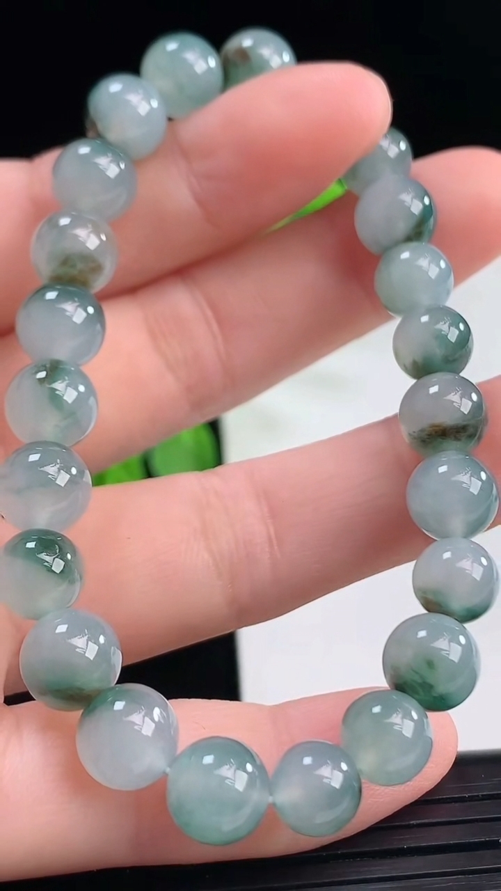 天然A货翡翠飘花圆珠手串尺寸7.8-23颗重量:19.11g4月11日
工厂直销收藏佳品,种好水足，色泽均匀，有种有色，上手高大气！