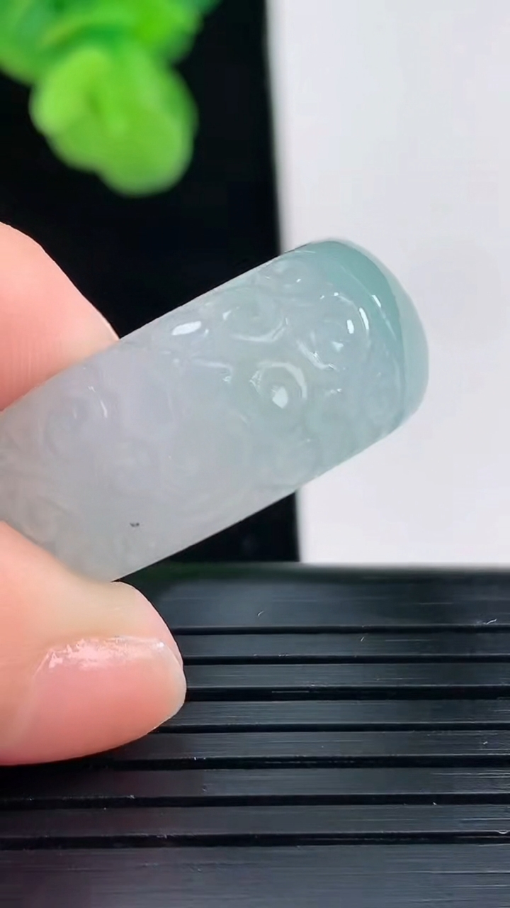 天然A货翡翠飘花雕花指环扳指尺寸19.4-11.6-4.7重量:11.73g2026年4月11日
工厂直销收藏佳品,种好水足，色泽均匀，有种有色，上手高大气！