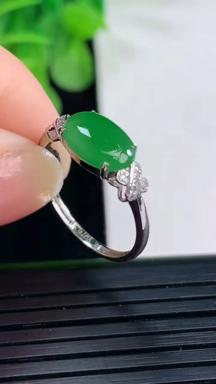 天然A货翡翠蛋面戒指尺寸17.2-9.9-6.6重量:1.46g2026年4月11日
工厂直销收藏佳品,种好水足，色泽均匀，有种有色，上手高大气！