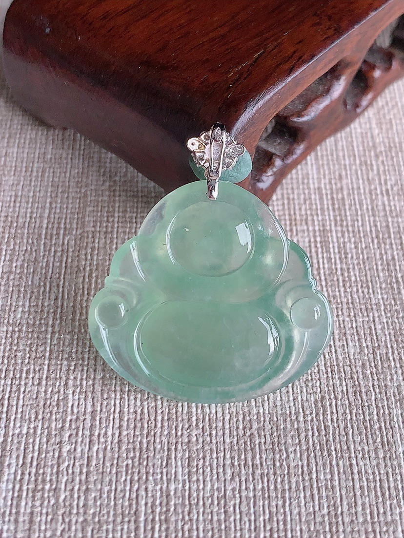 天然A货翡翠18K金镶嵌晴水佛公吊坠 
尺寸34.8-27.2-30-6mm 重量7.70g 041