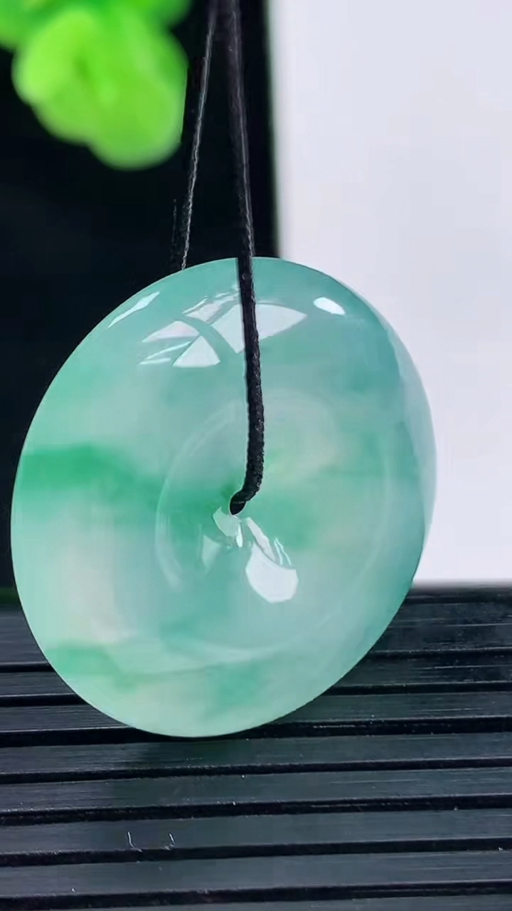 天然A货翡翠种飘花平安扣吊坠尺寸25.6-6.4重量:8.98g
4月11日