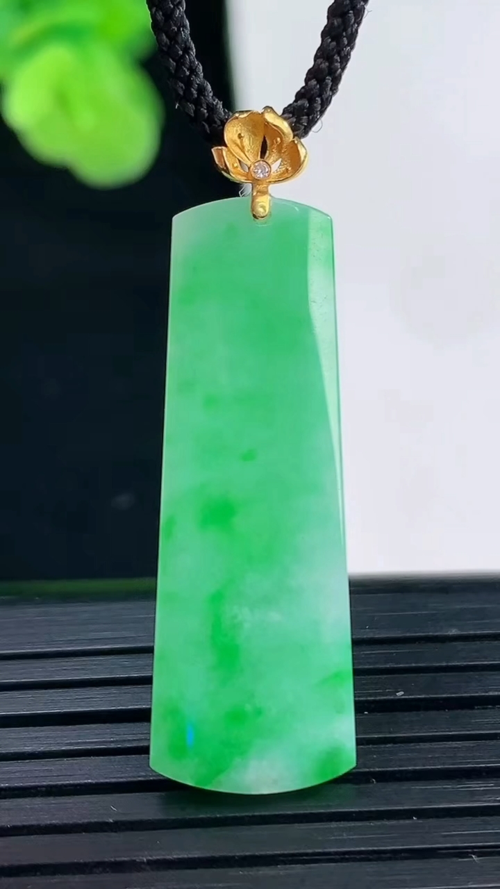 天然A货翡翠无事牌吊坠尺寸33.7-11.6-2.8重量:2.79g
4月11日