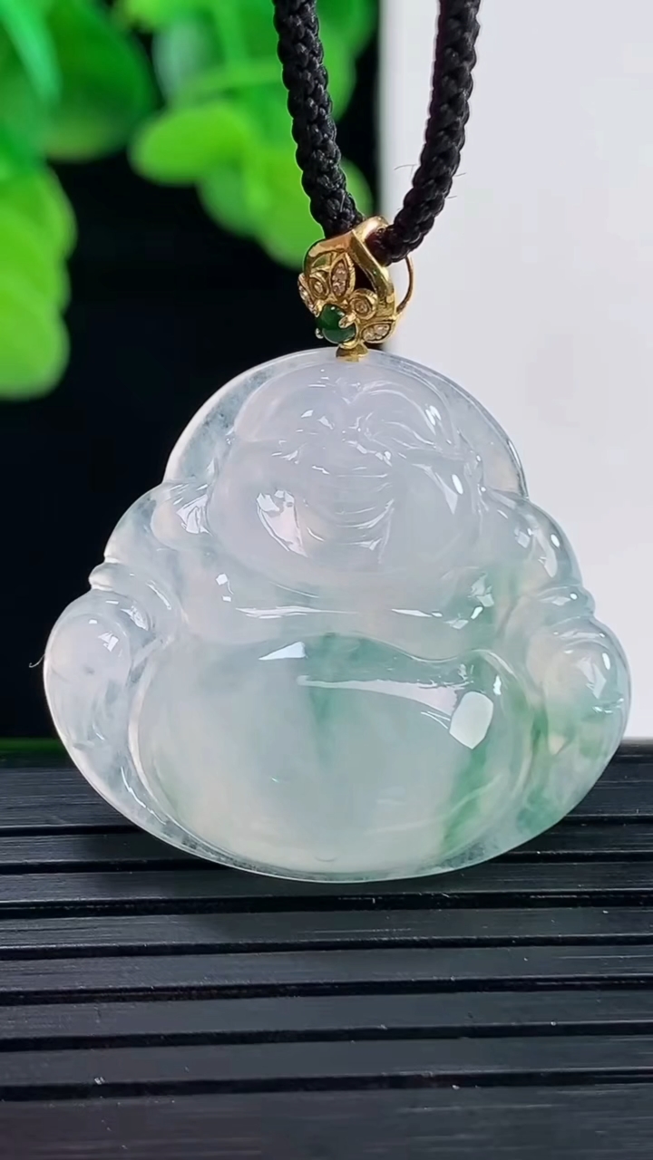 天然A货翡翠18K金飘花佛公吊坠尺寸26.7-29.4-5.5重量:6.66g
4月11日