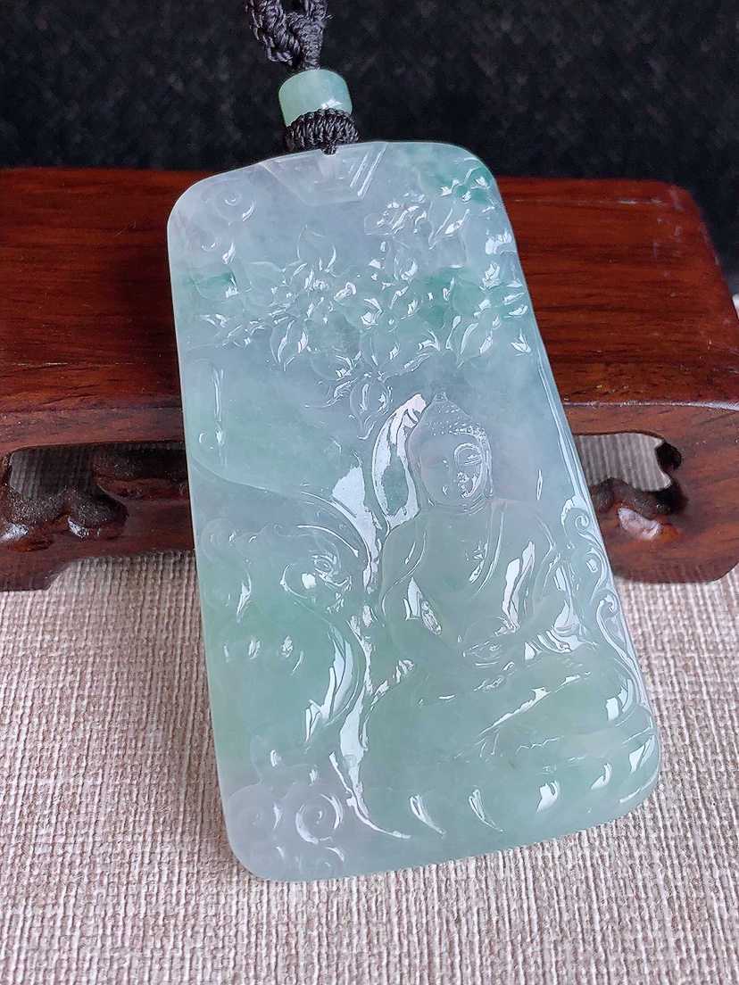 天然A货翡翠飘花大日如来吊坠 
尺寸65.8-38-5.3mm 重量36.46g 0410