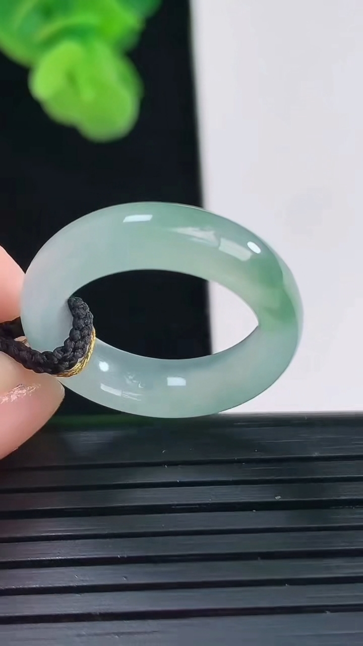 天然A货翡翠飘花指环戒指尺寸16.7-5.7-3.7重量:3.88g2026年4月11日
工厂直销收藏佳品,种好水足，色泽均匀，有种有色，上手高大气！