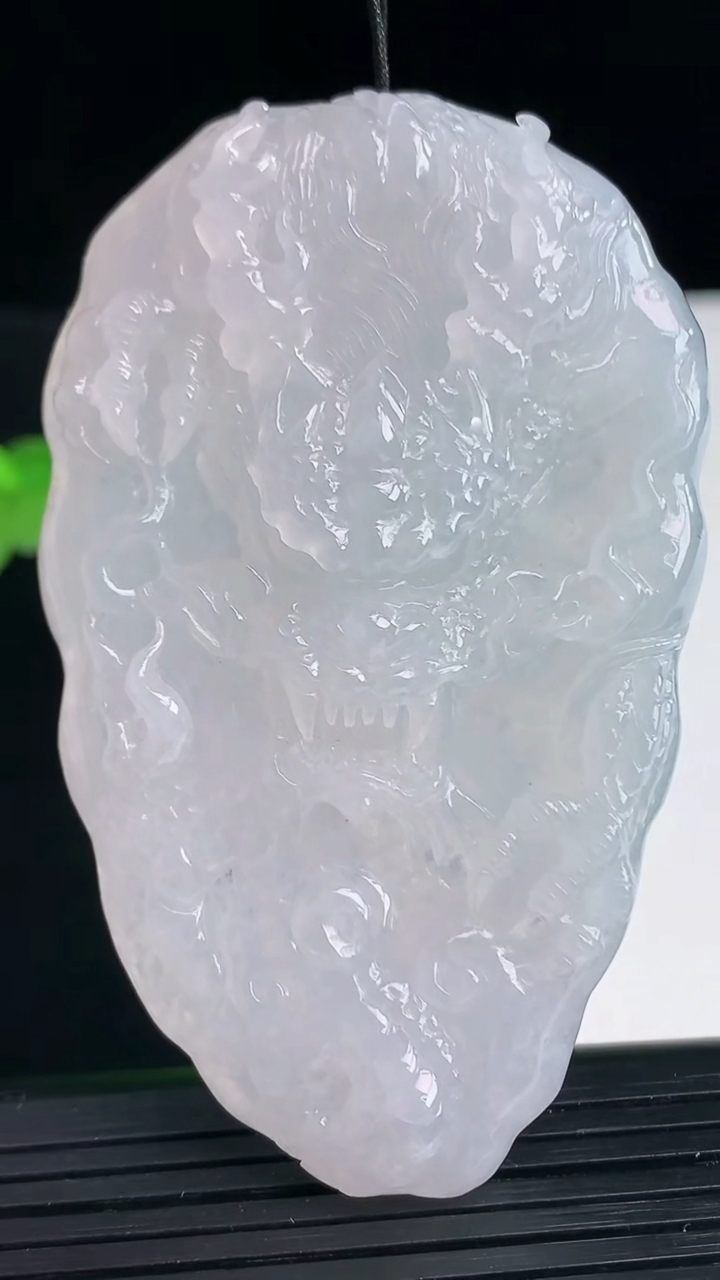 天然A货翡翠龙牌吊坠尺寸70.1-43.4-10.9重量:50.11g
4月11日